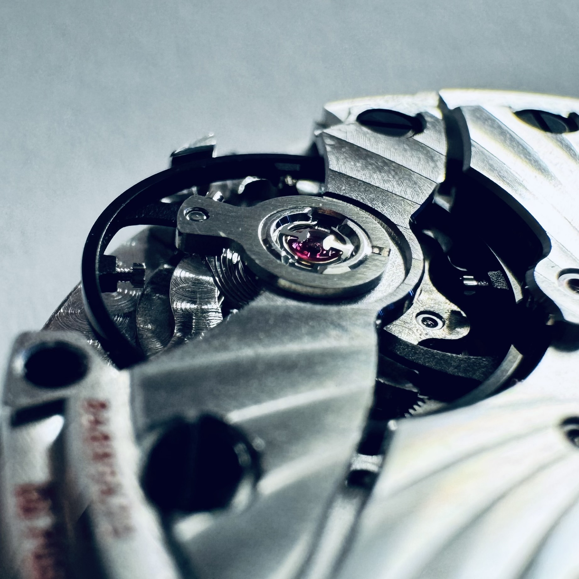 Omega Calibre 8500 — Co-Axial gang en anker, macro-opname